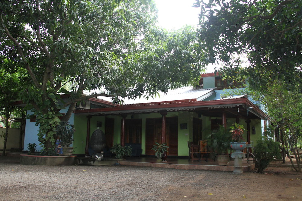 Hotel L.l.tourist Inn & Safari Jeeps