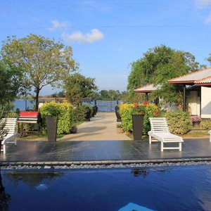 Hotel Flower Garden Lake Resort cazare Tissamaharama