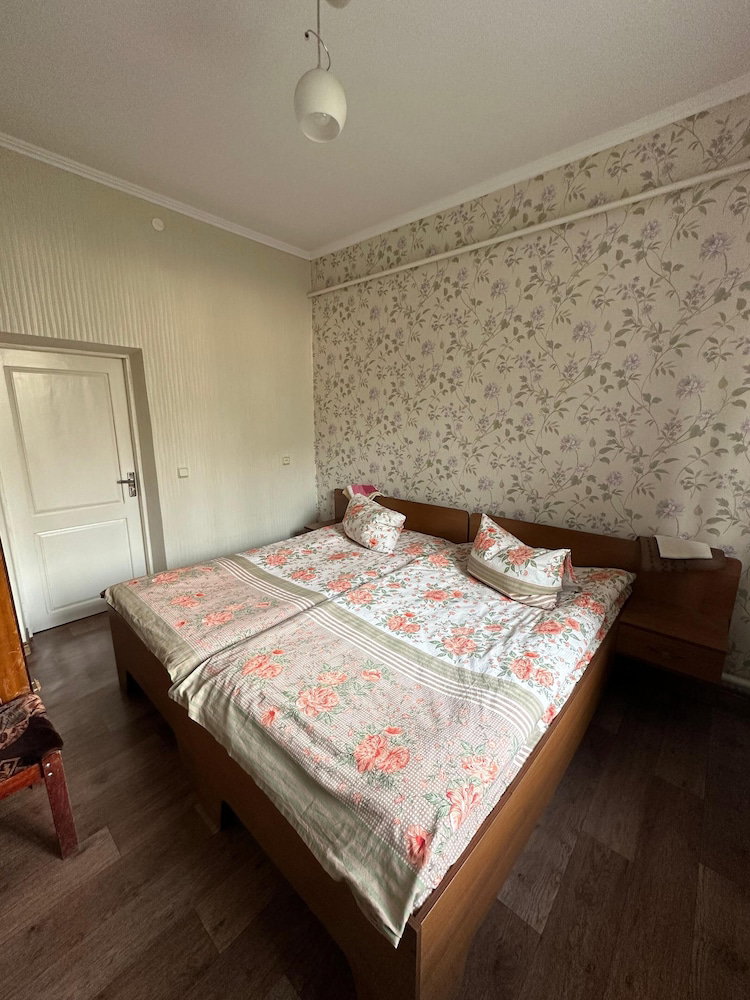 Hotel Zhenja And Lyuda's Boarding House