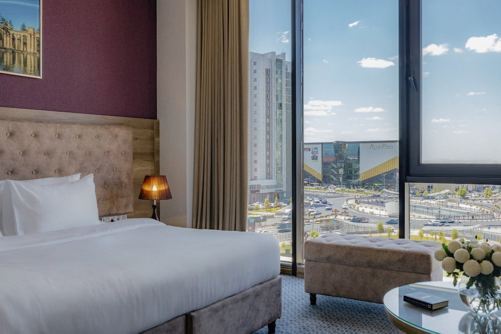 Hotel Ramada By Wyndham Shymkent