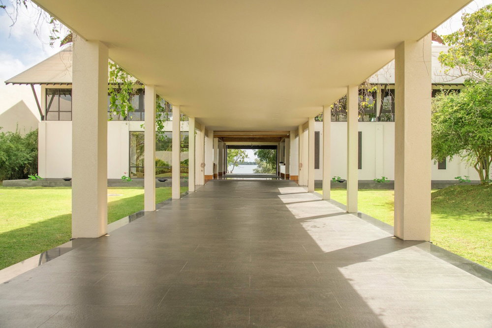 Doubletree By Hilton Weerawila Rajawarna Resort