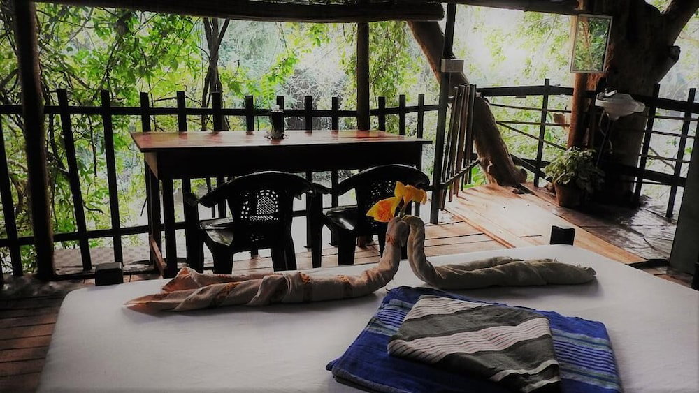 Hotel Riverside Cabana Yala