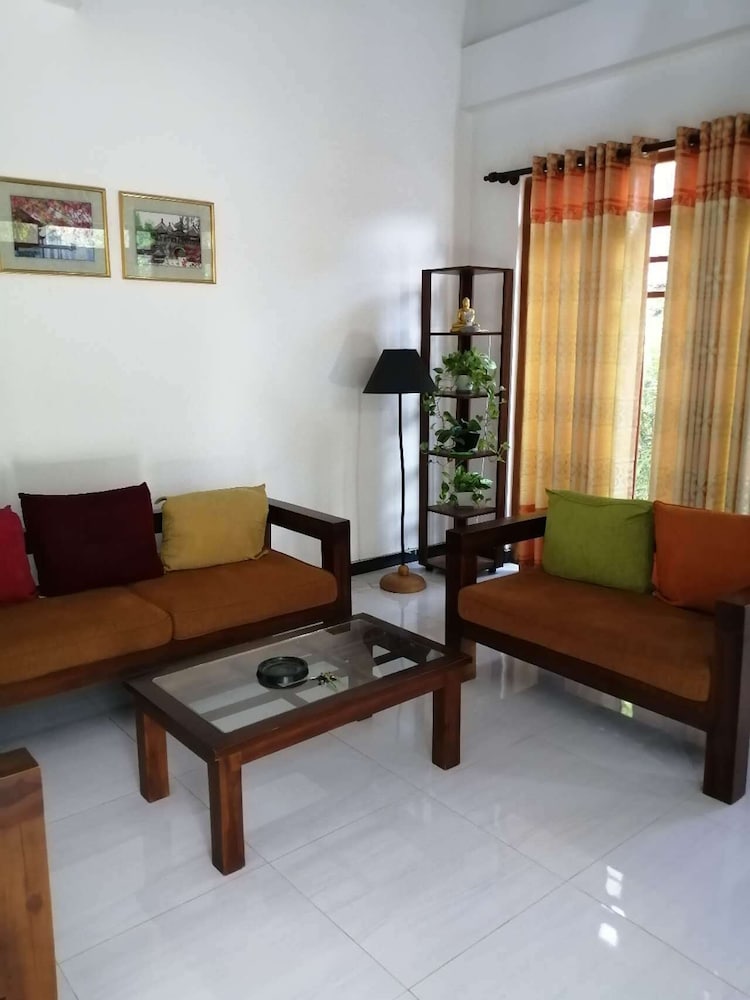 Hotel Colombo Airport Field View Villa