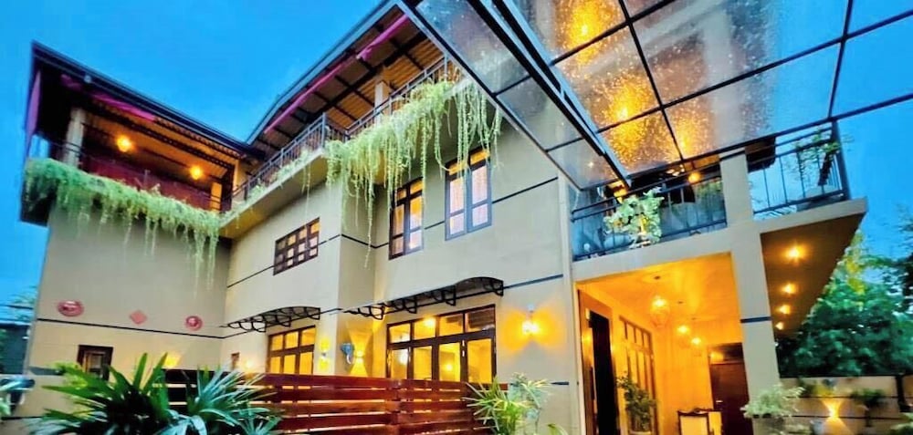 Hotel Edward's Airport Guest In Negombo Located 2.1 Mile From Colombo Bandaranaike International Airport