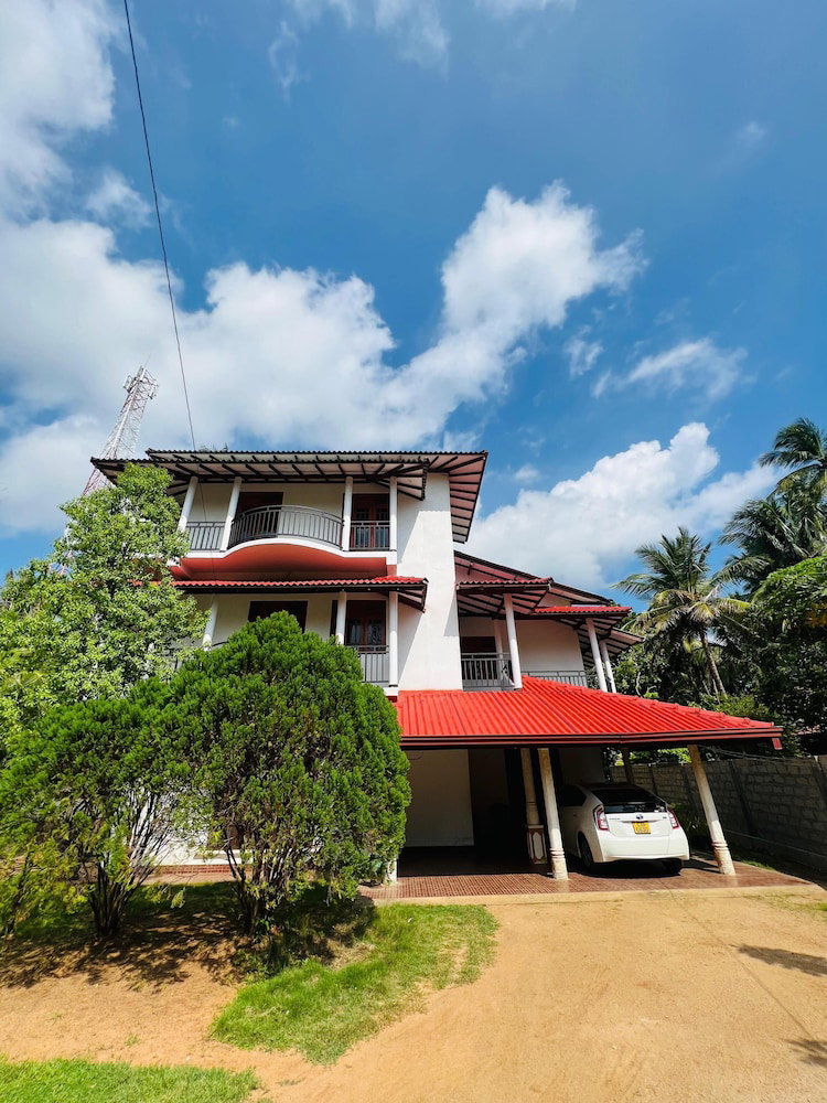 Hotel Yala Mangora Inn