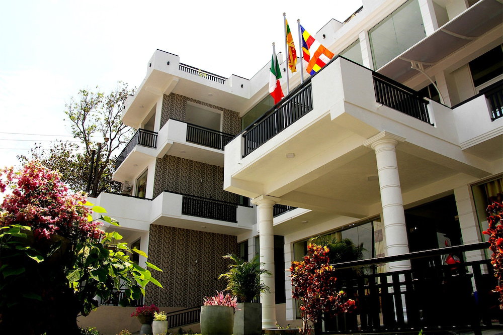Hotel Queens Beach Hotel