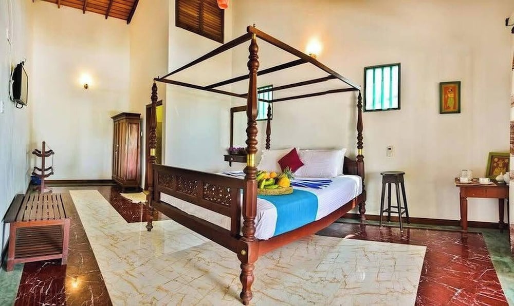 Villa Camellia Garland