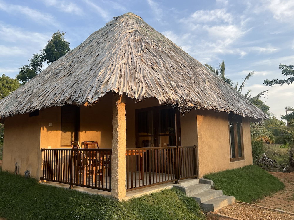 Hotel Saffron Lake Yala