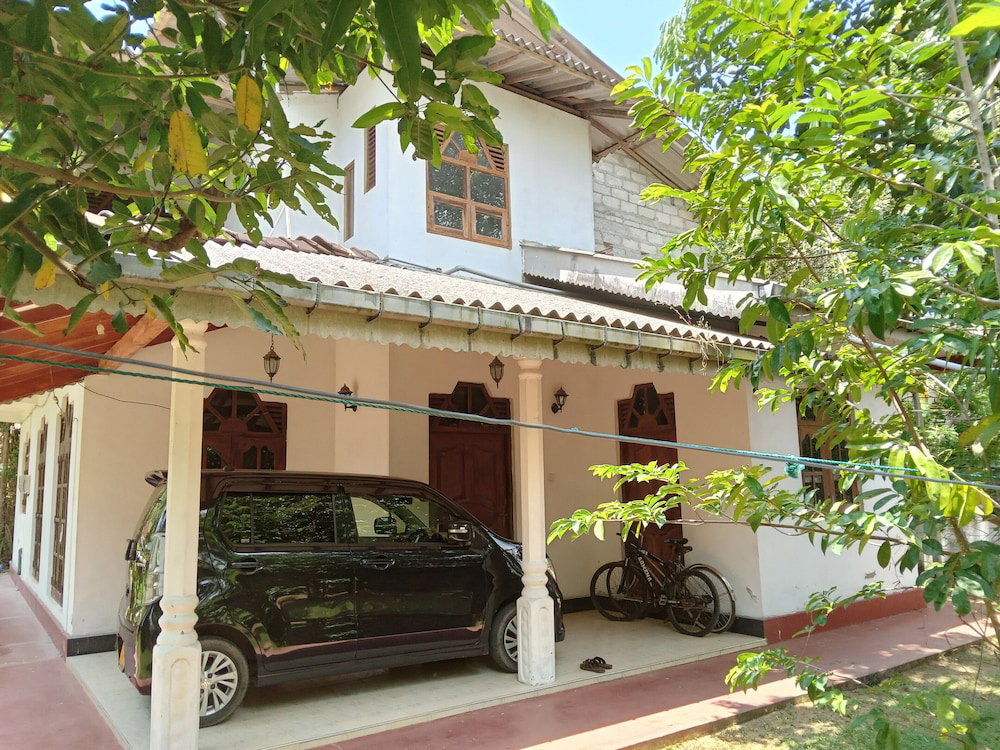 Hotel Charming 2-Bed Apartment In Weligama
