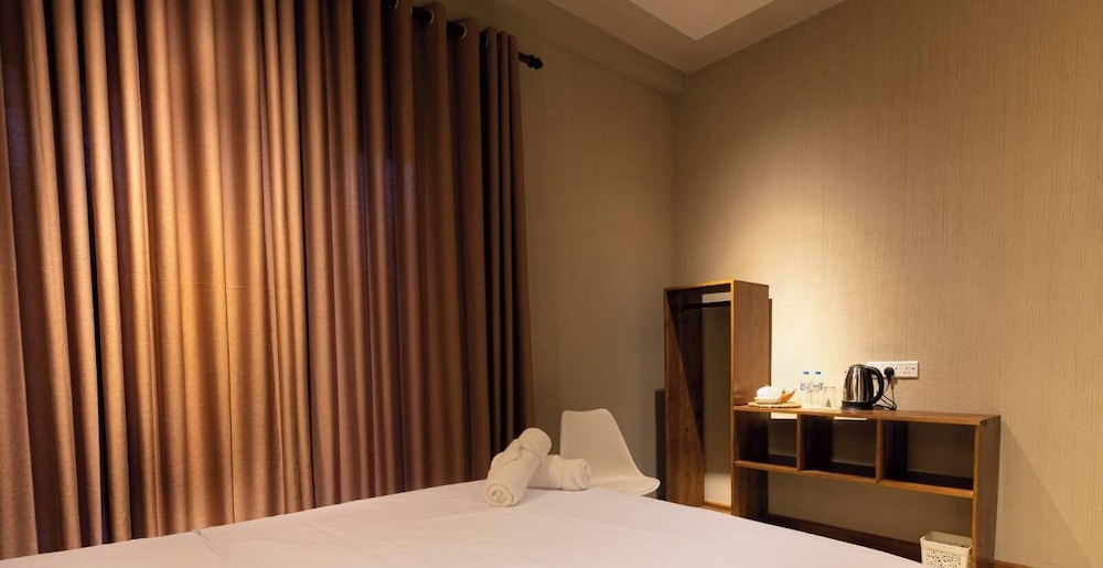 Hotel Kmee Transit Hotel & Restaurant