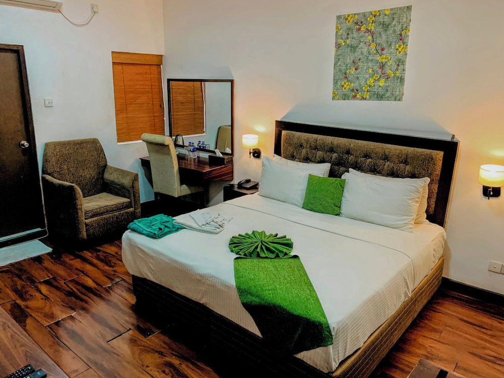 Hotel Pearl Royal Hotel
