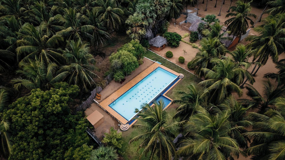 Hotel Roshanne Beach Resort