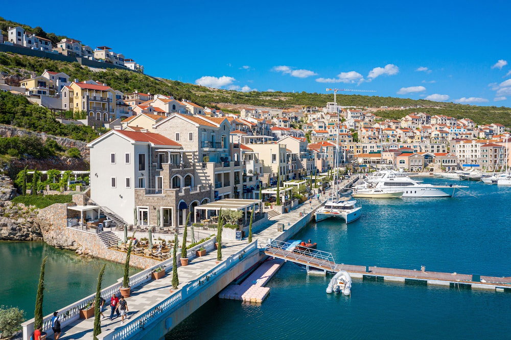 Hotel Lustica Bay Vacation Homes
