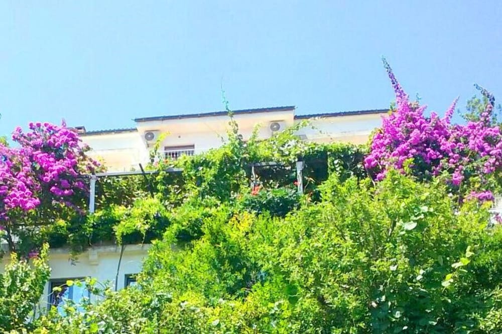 Hotel Madra Rooms & Apartments