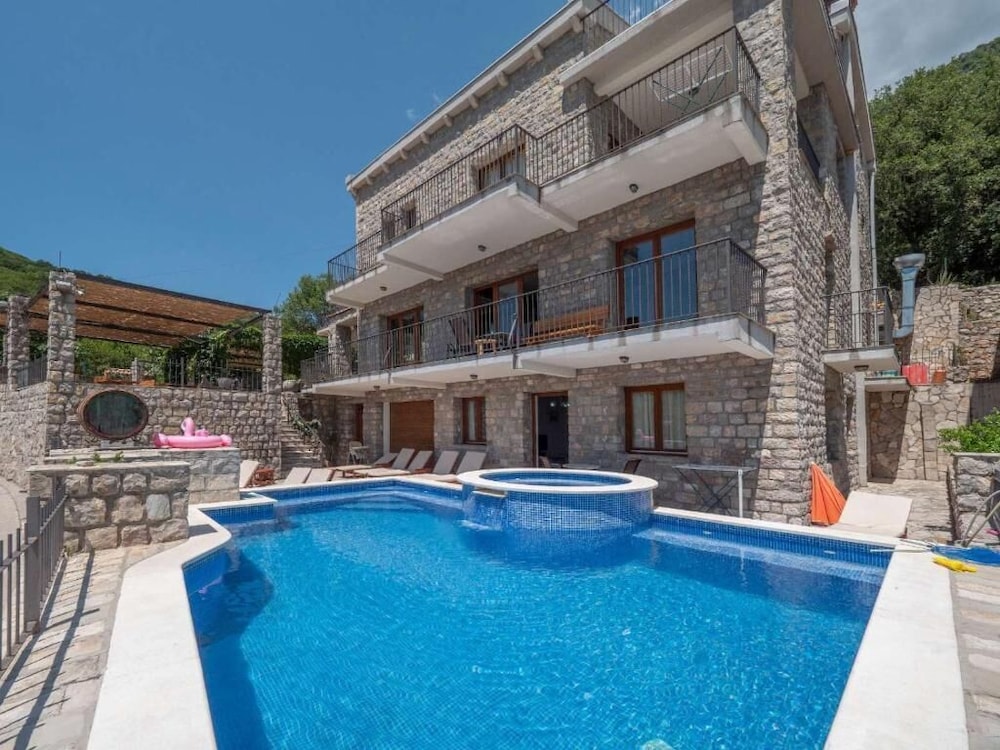 Hotel Family Retreat Bozovic