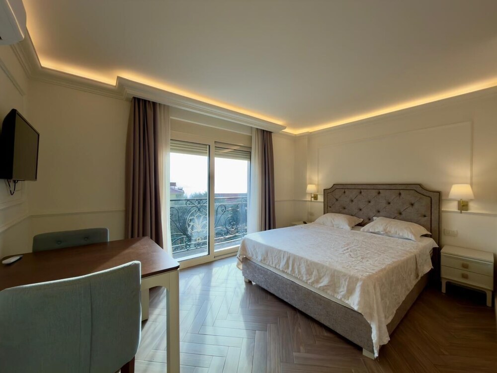 Hotel Golden Crown