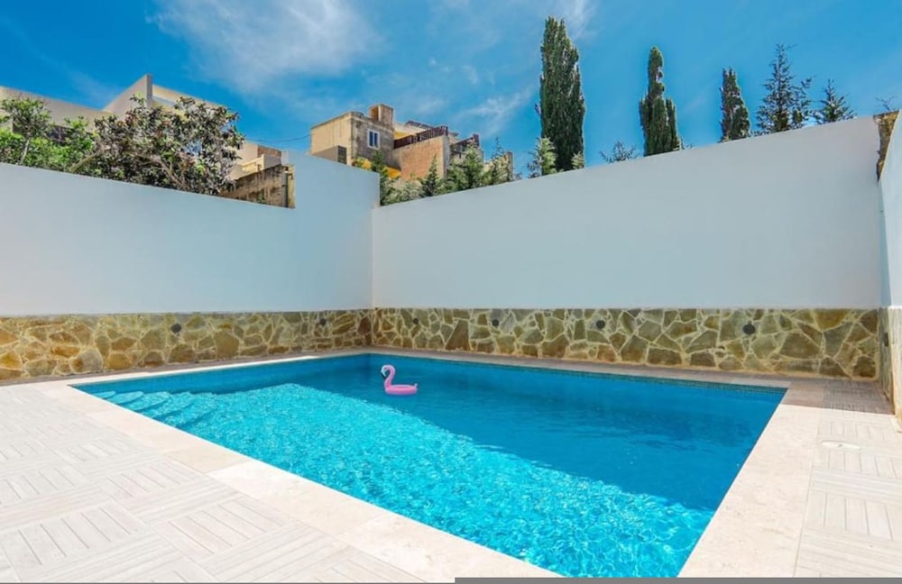 Hotel Ground Floor Maisonette With Communal Pool In Qala