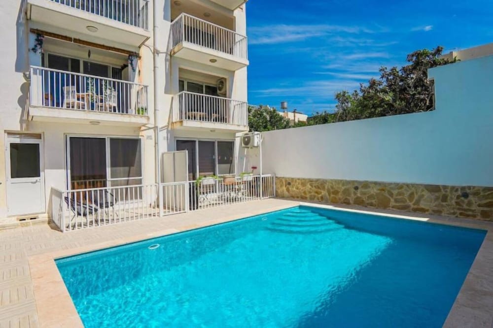 Ground Floor Maisonette With Communal Pool In Qala