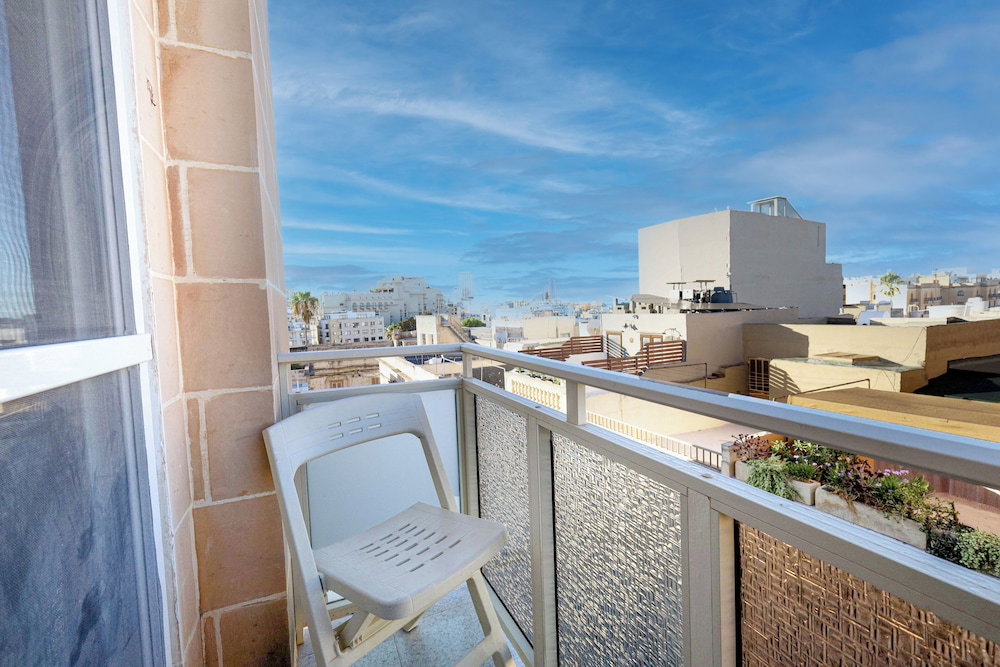Hotel Modern Top Floor Apt With Back Balcony