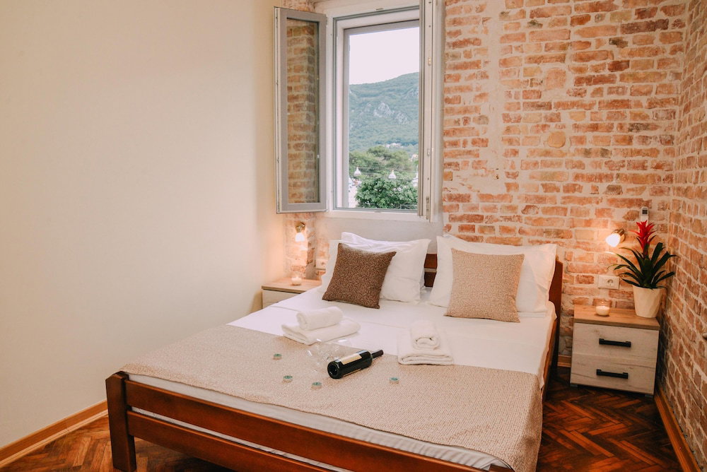 Step To Kotor Bay Guesthouse