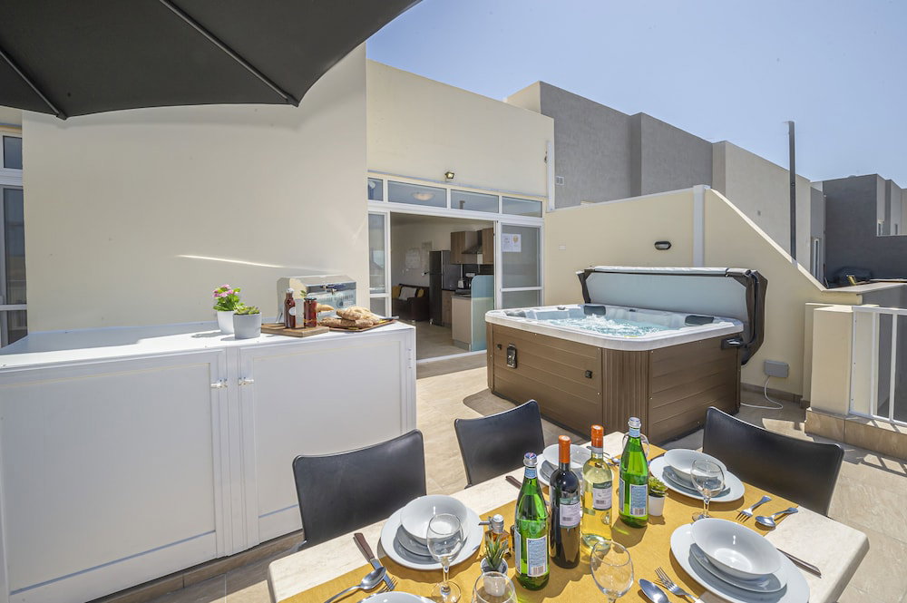 Hotel Summer Breeze Penthouse With Large Terrace And Hot Tub By Getaways Malta