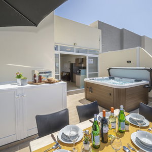 Hotel Summer Breeze Penthouse With Large Terrace And Hot Tub By Getaways Malta cazare Mellieha