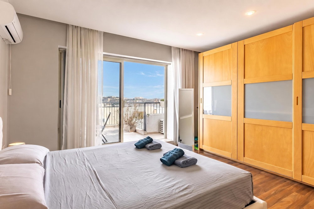 Modern And Comfortable Apart Savoy Garden