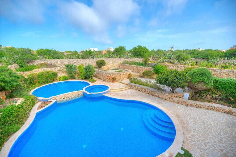 Spacious Apartment With Pool In Misrah Simar Qala