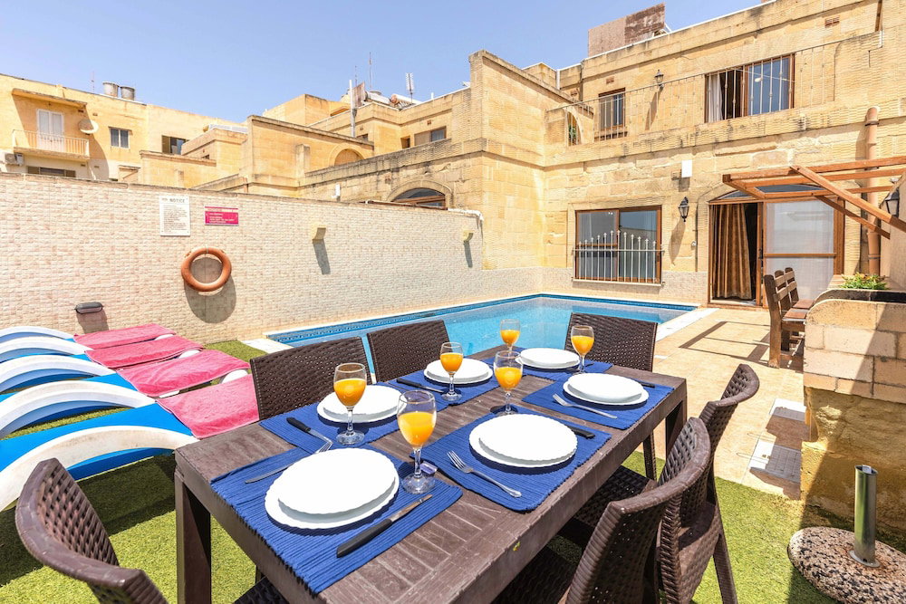 Hotel Villa Ta Debora Sleeps 7 With Pool