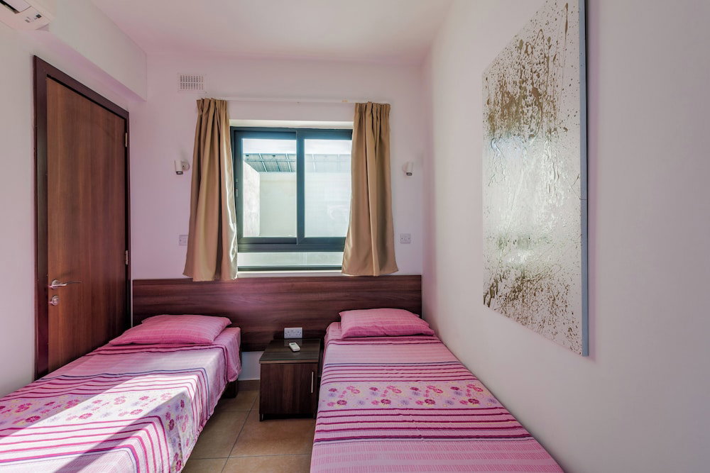 Blue Harbour – Seafront Self-Catering Holiday Penthouse – St Paul’s Bay