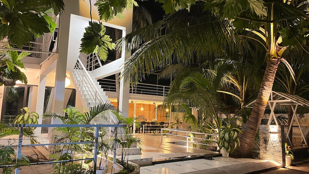 Hotel Oceana Surf Maldives