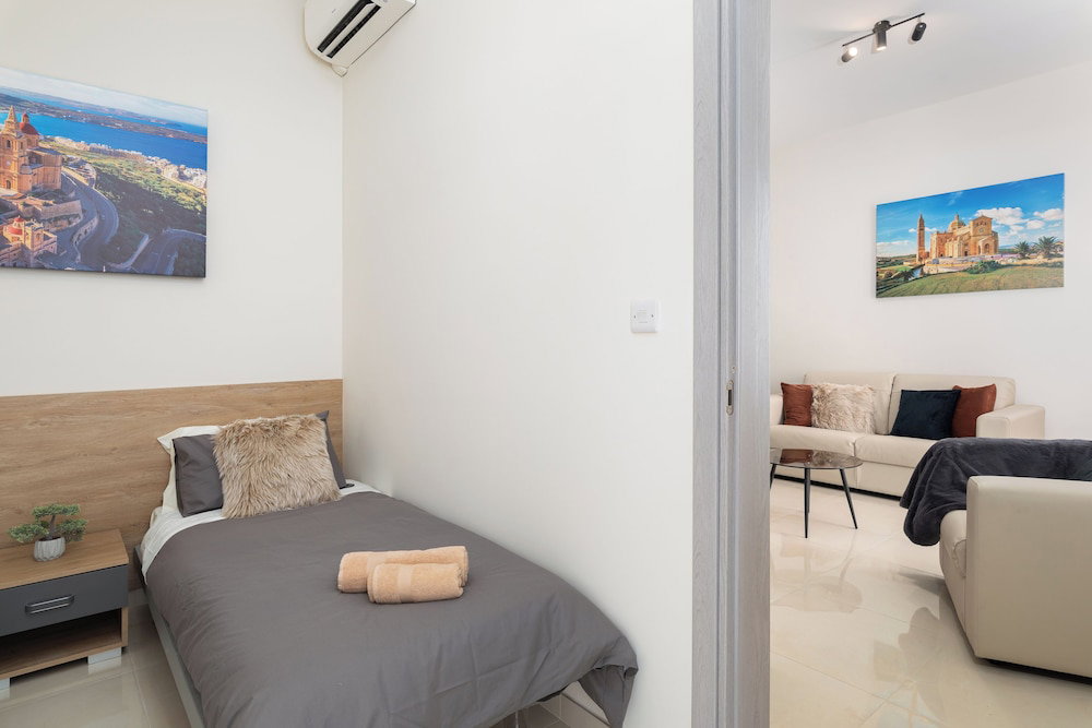 Modern Stylish 2Br With Balconies Apt 1