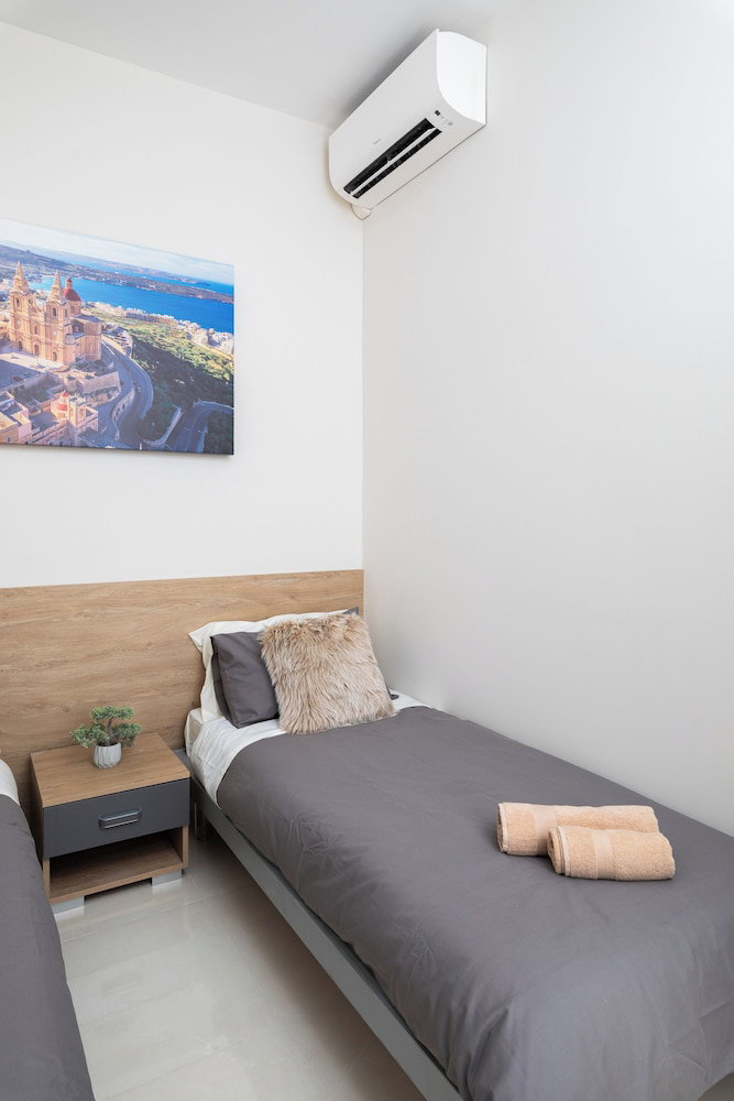 Modern Stylish 2Br With Balconies Apt 1