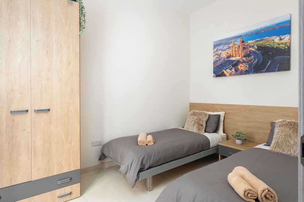 Modern Stylish 2Br With Balconies Apt 1