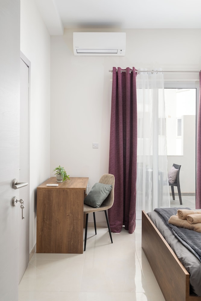 Modern Stylish 2Br With Balconies Apt 1