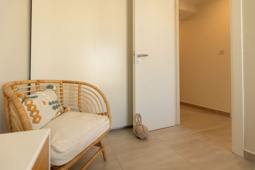 Modern & Spacious 3Bd Apt With Terrace