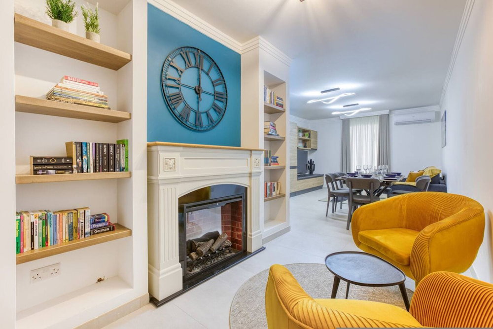 Designer Apartment Near Seafront Balcony Patio