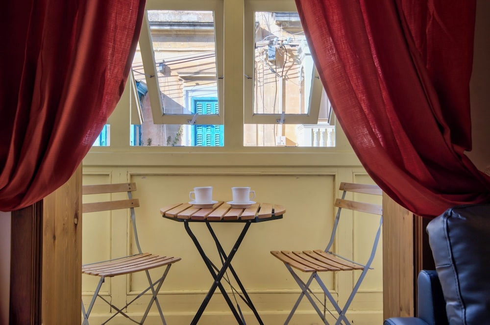 Hotel Delightful Apartment With Traditional Balcony