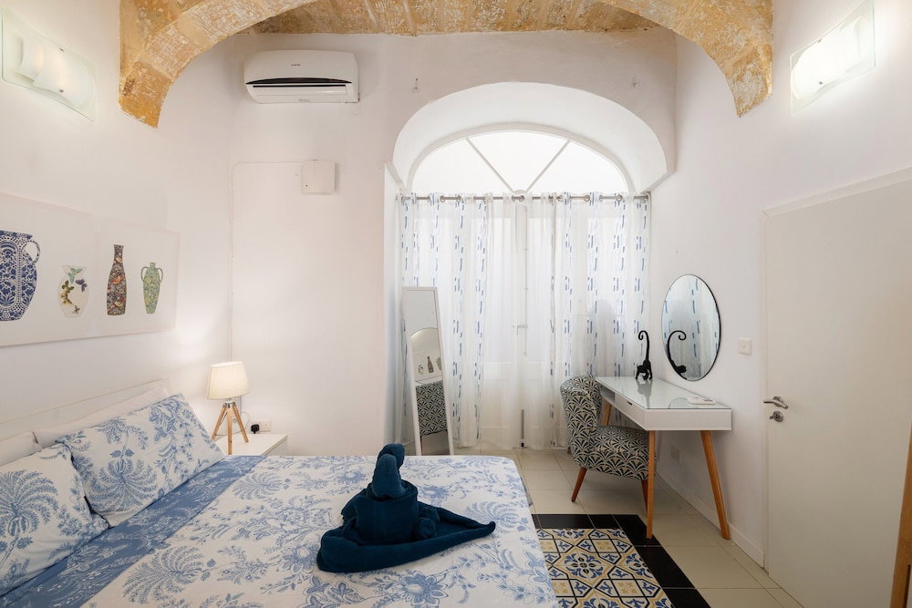 Traditional Apt With Internal Courtyard