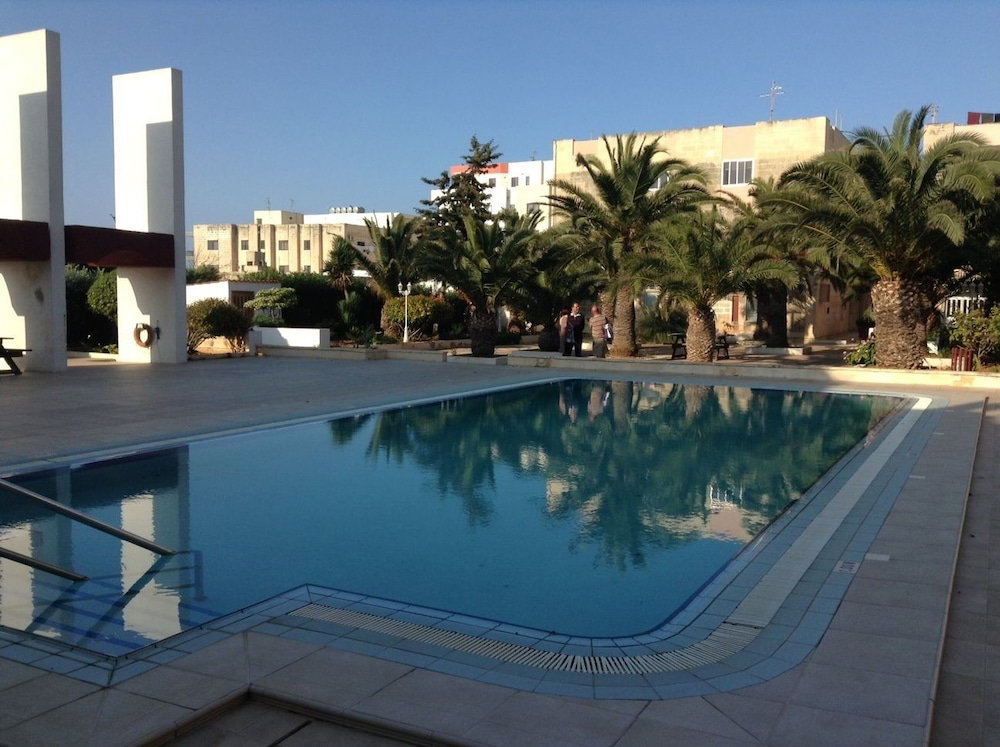 Hotel Luxury Seafront Apartment With Pool