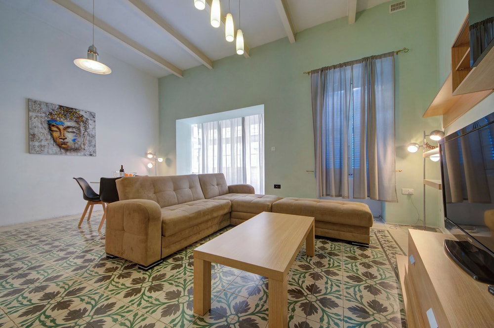 Hotel Spacious High Ceiling Sliema Apartment