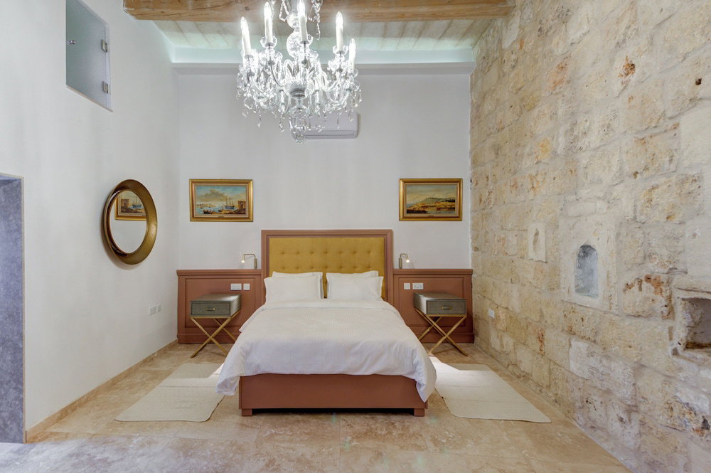 Room-Ta' Karmenu - An 800 Year Old Moder