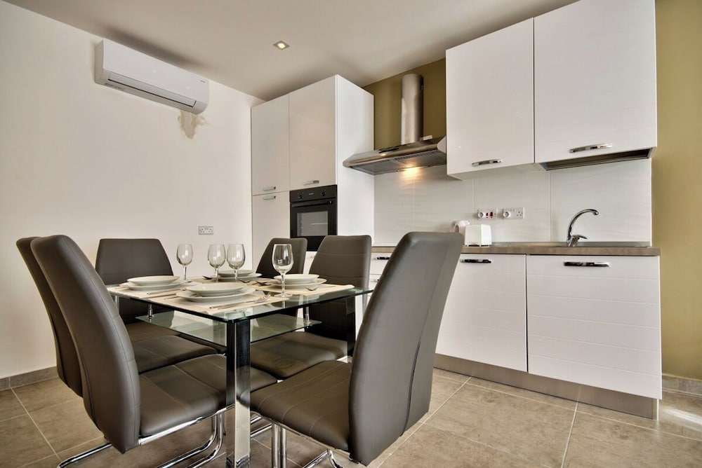 Hotel Off The Strand Gzira 3-Bedroom Apartment