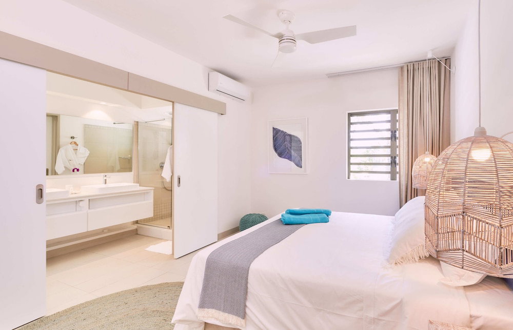 Les Estivales Beachfront Suites & Penthouses With Lov