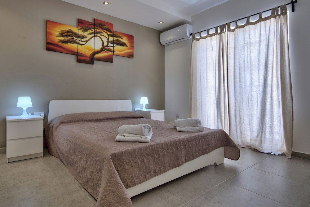 Amazing Airy Apartment Surrounded By All Amenities