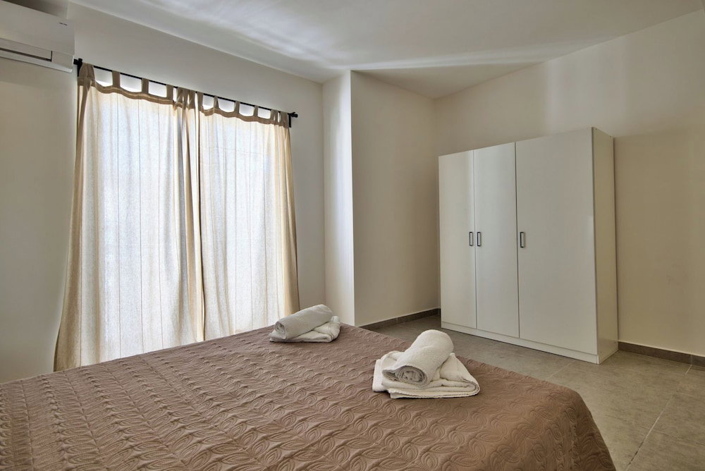 Amazing Airy Apartment Surrounded By All Amenities