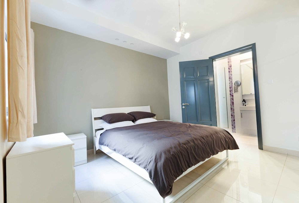 Modern 3Bd Apartment With Wide Balcony