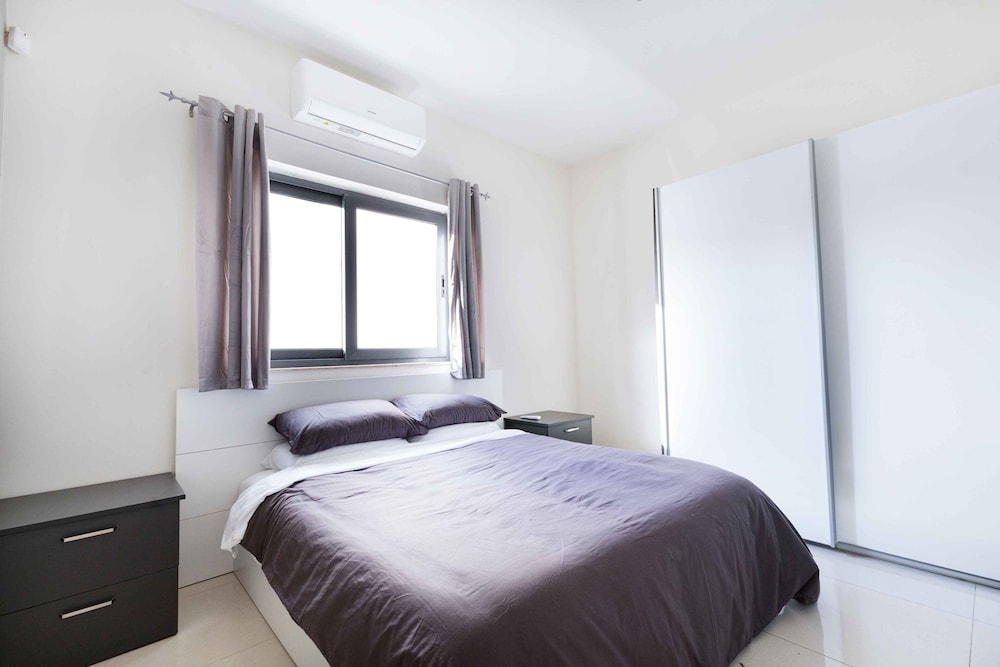 Modern 3Bd Apartment With Wide Balcony