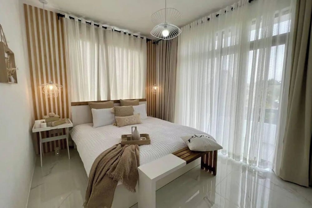 Hotel Apt - Sleeps 4 - Balcony - Pool - Parking