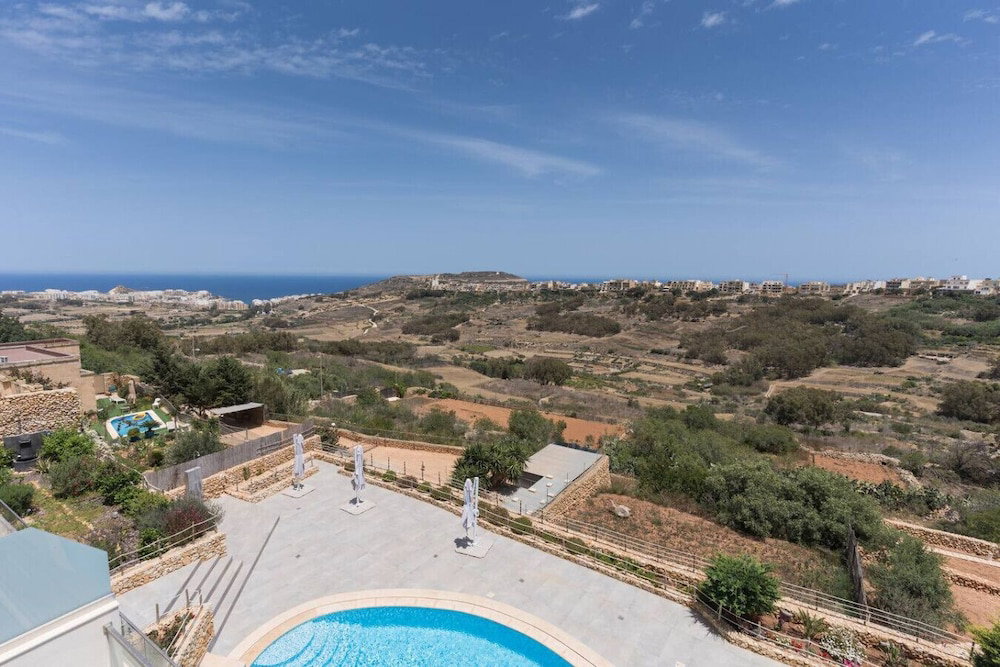 Hotel Property With Pool Access - Xaghra Near Marsalforn